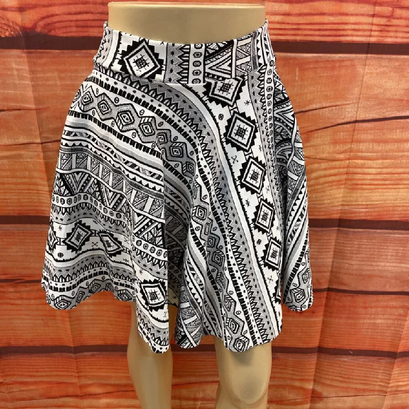 HAYSTACKS WHITE BLACK SKIRT SIZE MEDIUM silk skirt lustrous