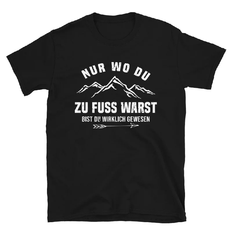 Nur wo du zu Fuß warst bist du wirklich gewesen - Berge und Pfeil - Cooler Spruch - T-Shirt (Unisex) Handmade Hand-knitted Hand-woven Nur wo du zu Fuß warst bist du wirklich gewesen - Berge und Pfeil - Cooler Spruch - T-Shirt (Unisex) Handmade Hand-knitted Hand-woven
